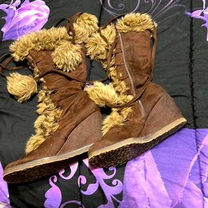 Size 8/5 boots brown in color